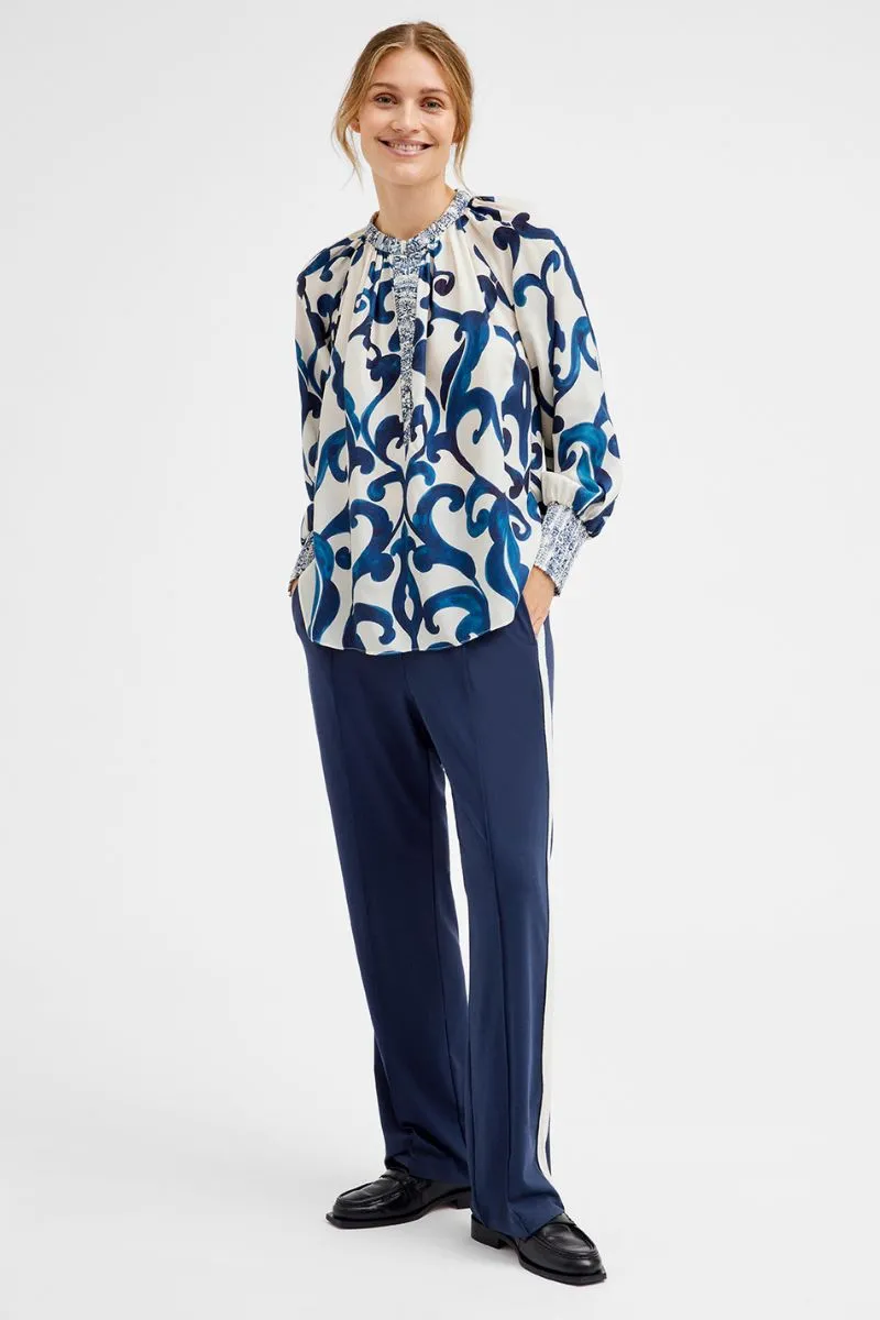 Annsofie shirt | Sand w. Navy Print | Skjorte fra Gustav