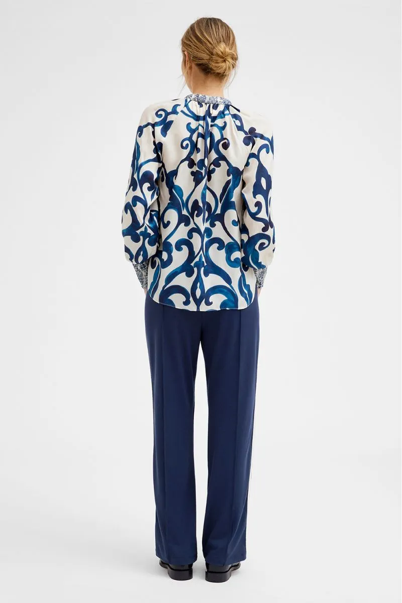 Annsofie shirt | Sand w. Navy Print | Skjorte fra Gustav