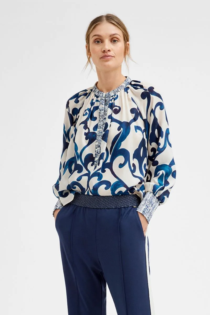 Annsofie shirt | Sand w. Navy Print | Skjorte fra Gustav